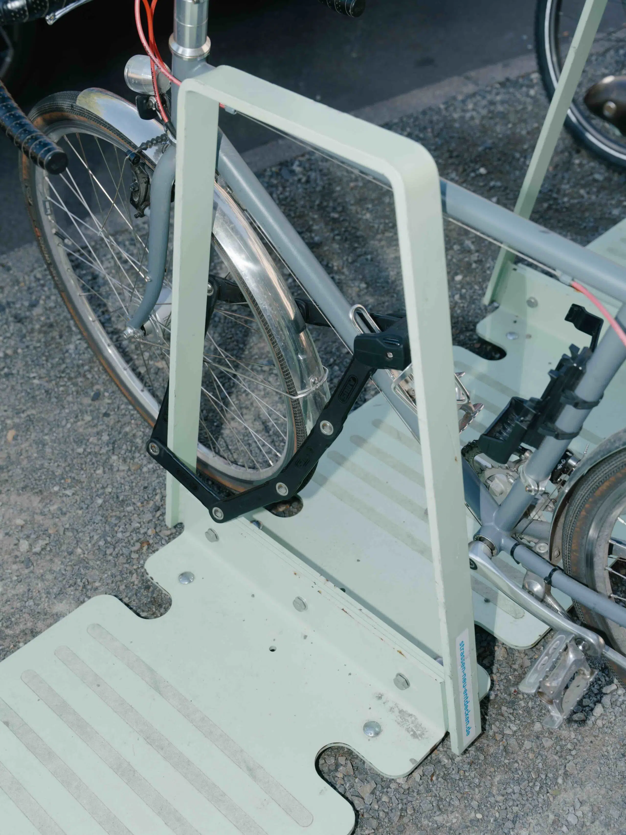 Modularer Radständer mit 4 Bügeln (mehrere Einheiten auf Lager) – Bild 4